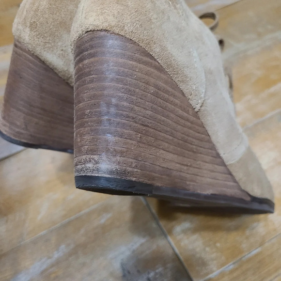 Lucky Brand Shylow Tan Suede Leather 3 inch Wedge Lace Up Ankle Booties Size 8.5 - Picture 6 of 13